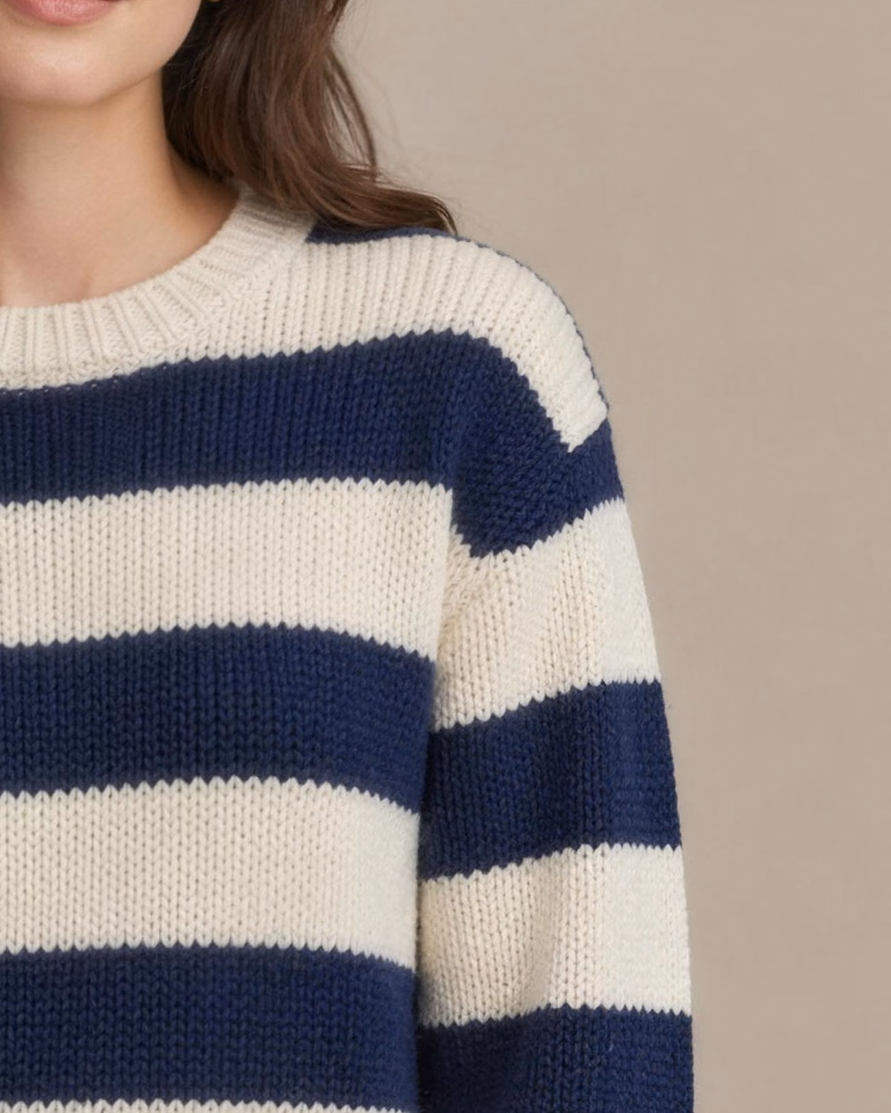 Nahansicht desselben Bildes: Strickpullover mit breiten Blockstreifen in Navy und Creme